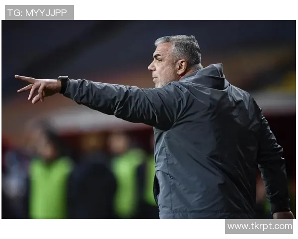 荷兰足球明星戴墨镜展现酷炫风采引发球迷热议与关注