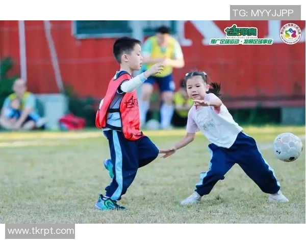 足球明星与孩子们的温馨互动视频展现亲子时光的快乐与成长